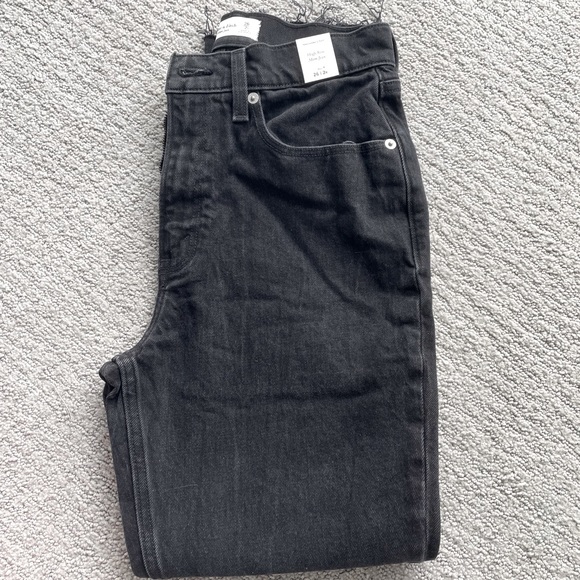NWT Abercrombie high rise ankle mom jeans black ripped wash. Size 26. - Picture 1 of 2